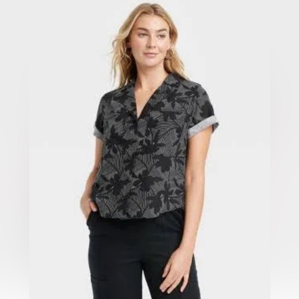 Universal Thread women’s camp shirt - Picture 5 of 5
